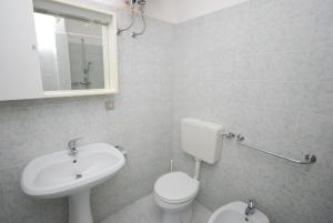 リニャーノ・サッビアドーロにあるBorgo Venezianoのバスルーム(洗面台、トイレ、鏡付)