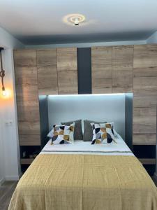 Posteľ alebo postele v izbe v ubytovaní LUXURY CENTER I