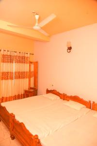 Ένα ή περισσότερα κρεβάτια σε δωμάτιο στο Hotel Prasanna