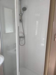 um chuveiro numa casa de banho com uma porta de vidro em 185 Holiday Resort Unity em Berrow