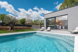 Πισίνα στο ή κοντά στο Villa Alison Deluxe with private spa and heated swimming pool