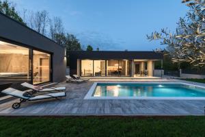 Πισίνα στο ή κοντά στο Villa Alison Deluxe with private spa and heated swimming pool
