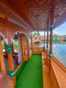 een uitzicht vanaf het balkon van een boot op de rivier bij Houseboat Young Manhattan in Srinagar