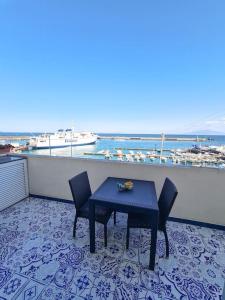 uma mesa e cadeiras numa varanda com vista para o oceano em Casetta Mirella em Capri