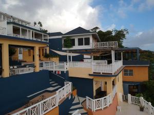 Rõdu või terrass majutusasutuses Moxons Beach Club +28 fotot