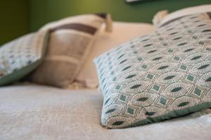 poduszkę siedzącą na łóżku w obiekcie Hôtel Restaurant Le Fiacre à Quend plage w mieście Quend