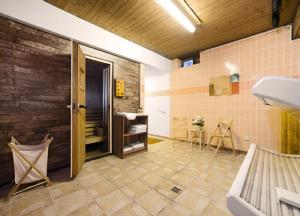una grande camera con bagno con lavandino di Hotel Linde a Wörgl