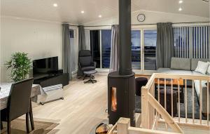 uma sala de estar com um fogão a lenha num quarto em Lovely Home In seral With House A Mountain View em Åseral