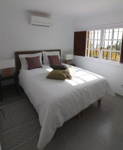 ParatellaにあるSol Morairaのベッドルーム1室(大型ベッド1台、白いシーツ、枕付)