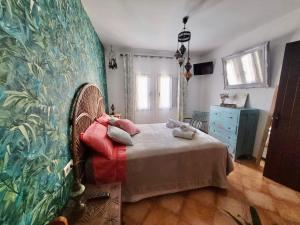 Łóżko lub łóżka w pokoju w obiekcie GATU PREMIUM Villa Lurberri piscina privada, 4 dormitorios, 2 baños, parking , jardines, " Preferente mayores de 25 años y familias " ín y barbacoa