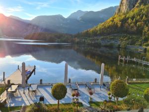 Una vista de un lago con montañas al fondo. en B&B Hallstatt Lake OBERTRAUN self check in, en Obertraun