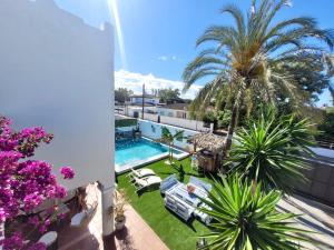 Basen w obiekcie GATU PREMIUM Villa Lurberri piscina privada, 4 dormitorios, 2 baños, parking , jardines, " Preferente mayores de 25 años y familias " ín y barbacoa lub w pobliżu