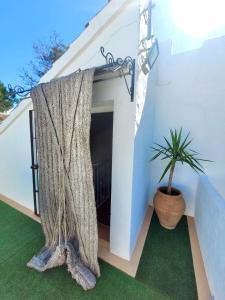 Zdjęcie z galerii obiektu GATU PREMIUM Villa Lurberri piscina privada, 4 dormitorios, 2 baños, parking , jardines, " Preferente mayores de 25 años y familias " ín y barbacoa w mieście Chiclana de la Frontera