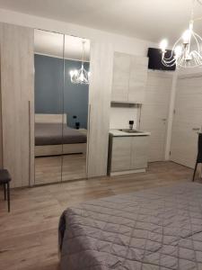 een slaapkamer met een bed en een bureau in een kamer bij Appartamenti con 1 e 2 camere Caldiero in Caldiero