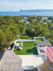 een luchtzicht op de achtertuin van een huis bij Villa Horizonte in Port des Torrent