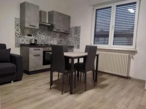 a kitchen with a table and chairs in a room at Appartamenti con 1 e 2 camere Caldiero in Caldiero