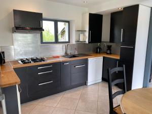 Kuchyňa alebo kuchynka v ubytovaní Petite maison dans la prairie