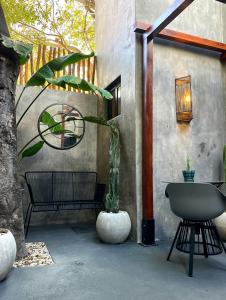 een patio met een stoel en een potplant bij LOTE4 - LGBTQ Studios in Playa del Carmen