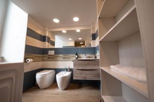 un baño con inodoro y lavabo en Apulia Home, en Bisceglie