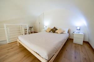 Un dormitorio con una cama grande y una escalera en Apulia Home en Bisceglie