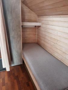 Kvamshaugen hytter في Luster: غرفة صغيرة مع سرير في ساونا