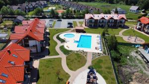 una vista aérea de una casa con piscina en Apartament Premium Łeba en Żarnowska