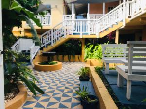 Svalir eða verönd á Moxons Beach Club