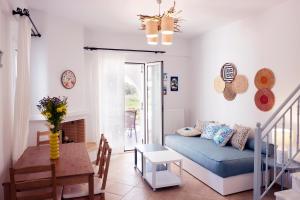 Χώρος καθιστικού στο Paktia Villas