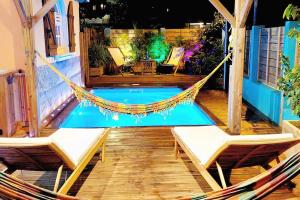 Bazén v ubytování Villa Anolis, Sainte Luce, piscine, vue mer, 4* nebo v jeho okolí