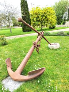 a statue of a boat on the grass at Petit Châtelet bis in Hirel
