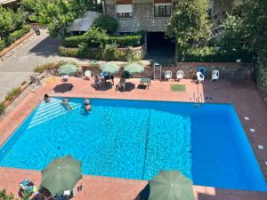 uma vista superior de uma piscina com guarda-sóis em Sorrento Home Pool family BIG appartament in Sorrento center em Sorrento