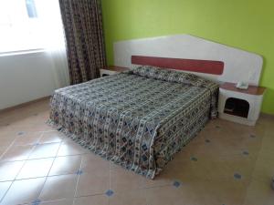 Un pat sau paturi într-o cameră la GS Cuernavaca Drive Inn - Adults Only