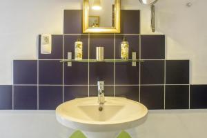 a bathroom with a sink and a mirror at Estrela do Atlântico in Horta