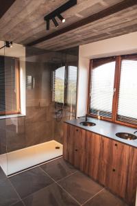 ein Bad mit 2 Waschbecken und einer Dusche in der Unterkunft Sint-Jacobshoeve 3 in Oudenaarde
