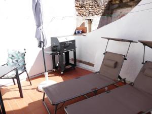 a room with two chairs and a desk and a table at Casa Azul, centro histórico de Calig (Peniscola) in Cálig