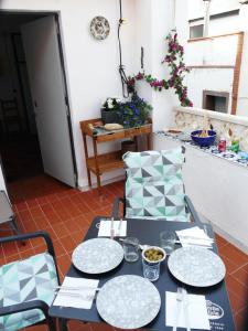 a table and chairs with plates on it in a patio at Casa Azul, centro histórico de Calig (Peniscola) in Cálig