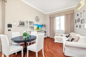 un soggiorno con tavolo e sedie bianche di The Loft a La Spezia