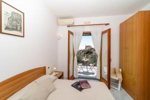 - une chambre avec un lit et une fenêtre avec un balcon dans l'établissement Le Nereidi B&B, à Positano