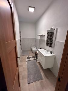 uma casa de banho com um lavatório e um WC em Casa Albini em Torchiara