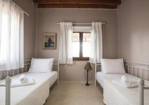 Postel nebo postele na pokoji v ubytování Kritamo villa on Trani Ammouda beach