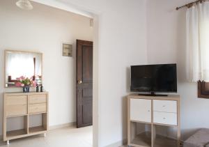 TV a/nebo společenská místnost v ubytování Kritamo villa on Trani Ammouda beach