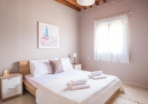 Postel nebo postele na pokoji v ubytování Kritamo villa on Trani Ammouda beach