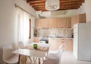 Kuchyň nebo kuchyňský kout v ubytování Kritamo villa on Trani Ammouda beach