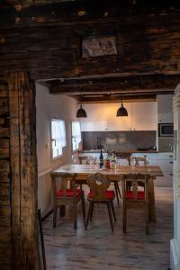 uma cozinha com mesa e cadeiras num quarto em WIEDNERMICHL - Urlaub in den Weinbergen em Krottendorf bei Ligist