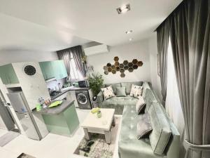 Luxury Studio House 589-3 في السادس من أكتوبر: غرفة معيشة مع أريكة وطاولة