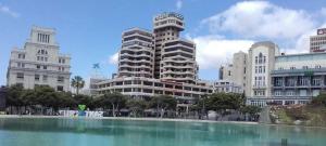 una ciudad con edificios altos y una piscina de agua en Cozy room near Las Teresitas beach en Santa Cruz de Tenerife