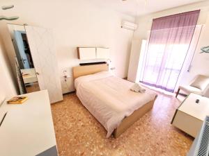 a small bedroom with a bed and a mirror at Un letto a Gaeta - Appartamento a Serapo via Bologna in Gaeta