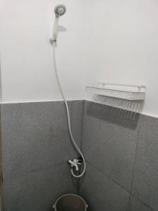 una ducha con una manguera pegada a la pared en Casas del Salvador (Airbnb) Private Room #9, en Valencia