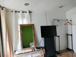 um quarto com uma televisão, um espelho e uma televisão em Casas del Salvador (Airbnb) Private Room #9 em Valencia
