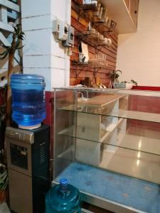 un tanque de cristal sentado en la parte superior de una máquina en Casas del Salvador (Airbnb) Private Room #9, en Valencia